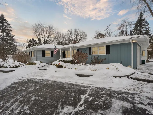 2220 W Euna, Wixom, MI 48393