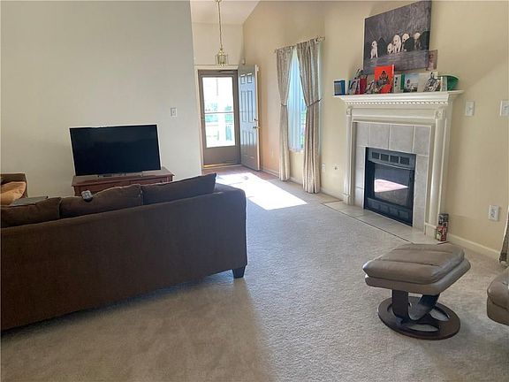 4th image of 1213 Blue Bird Dr