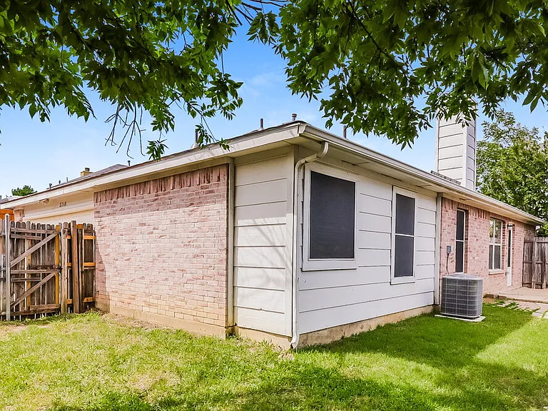 2268 Bresee Dr — Photo 15