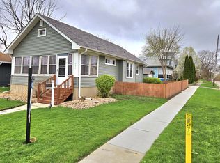 906 Gould St, Woodstock, IL 60098
