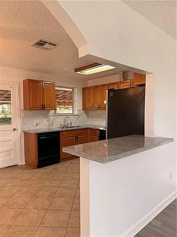 3 bed, 1.0 bath, 900 sqft, $1,800 — Photo 4