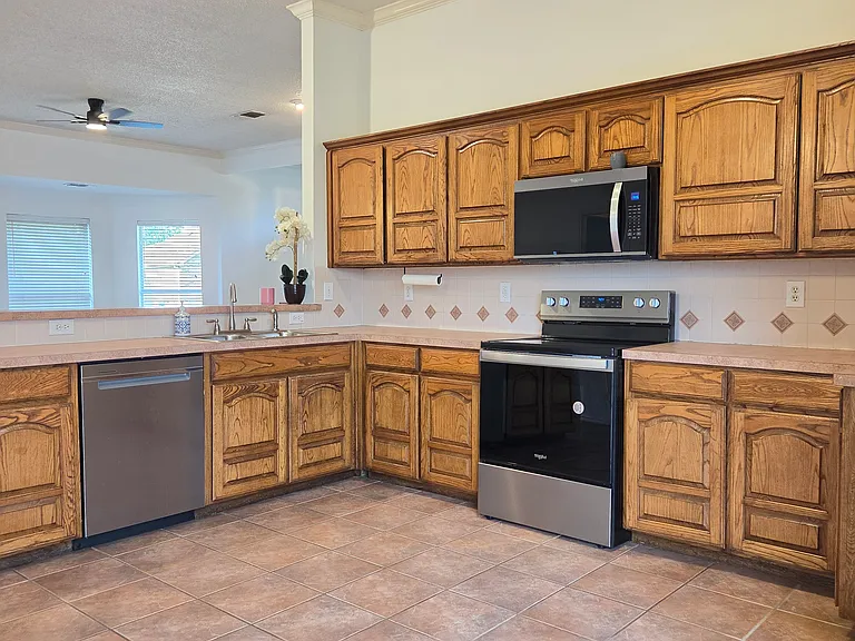 1468 Mayflower Ln — Photo 3