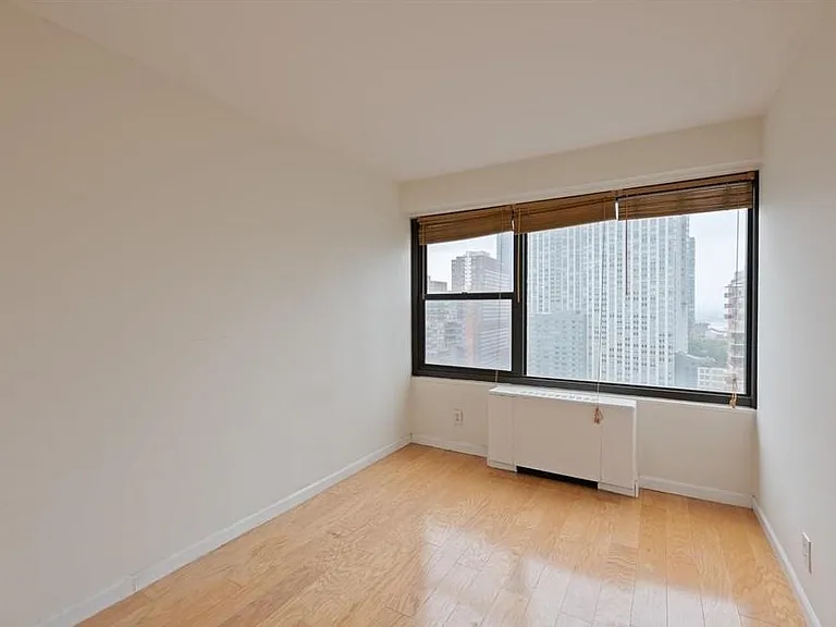 135 Montgomery St #20H — Photo 11