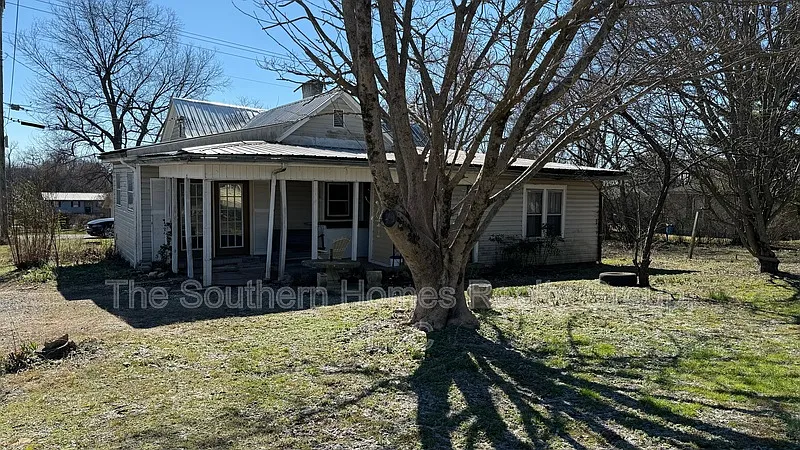 2 bed, 1.0 bath, 1328 sqft, $900 — Photo 3