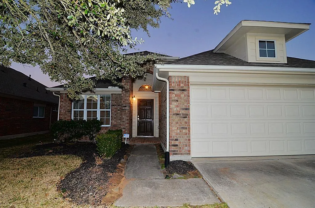 3 bed, 2.0 bath, 1880 sqft, $2,000 — Photo 2