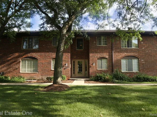 19639 W Twelve Mile Rd APT 104, Southfield, MI 48076
