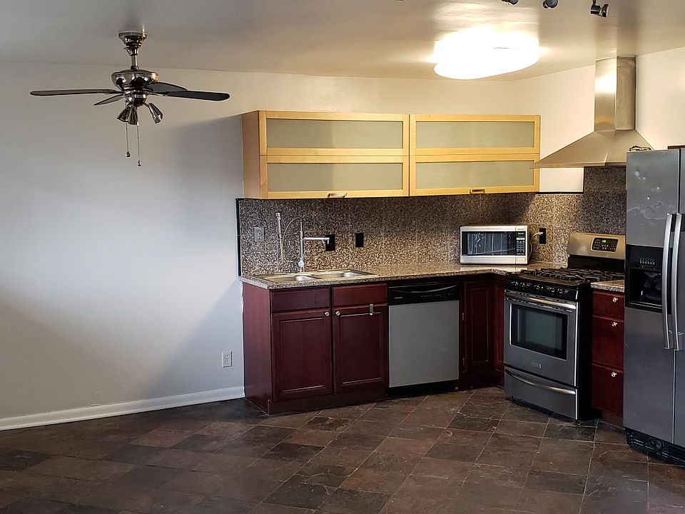 Kitchen and small knook area