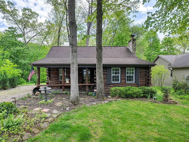 410 Apple Hill Dr N — Photo 1