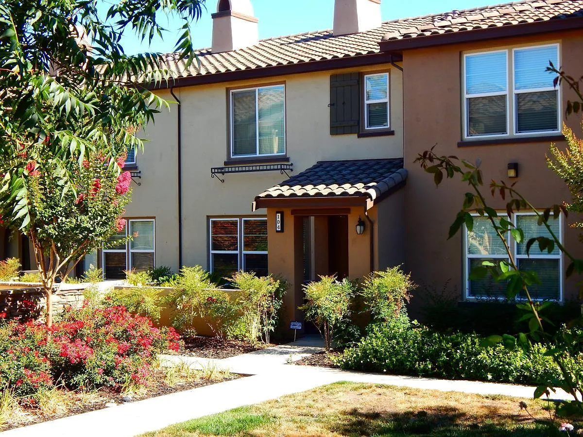 425 Regatta Ln — Photo 3