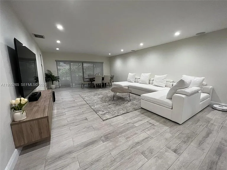Bonnie Brae Way — Photo 15