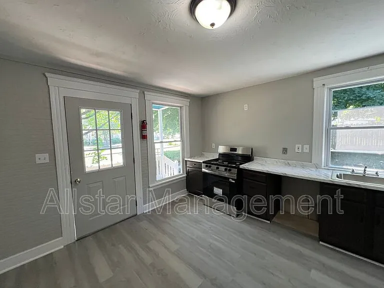 915 East Ave — Photo 11