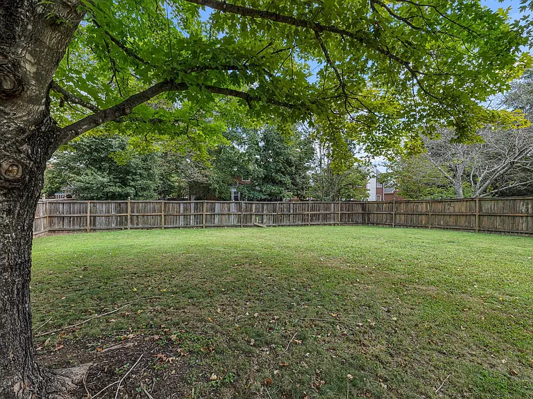 128 Clarendon Cir — Photo 42