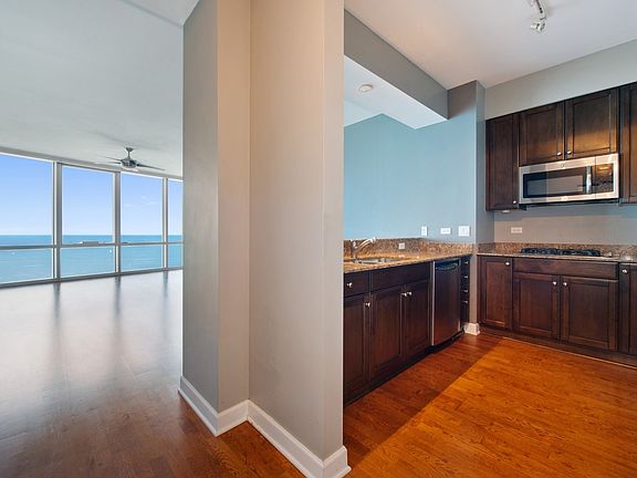 5th image of 1211 S Prairie Ave APT 4402