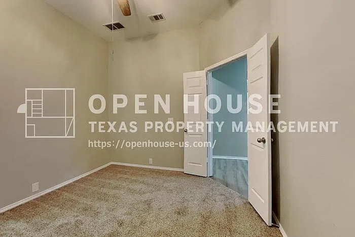 2904 Saint Martin Dr — Photo 21