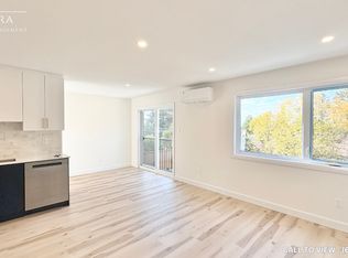 694 BB Crystal St, Ottawa, ON K1K 2G2