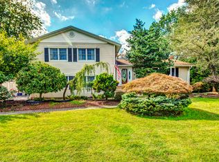 40 Broadmoor Dr, Lincroft, NJ