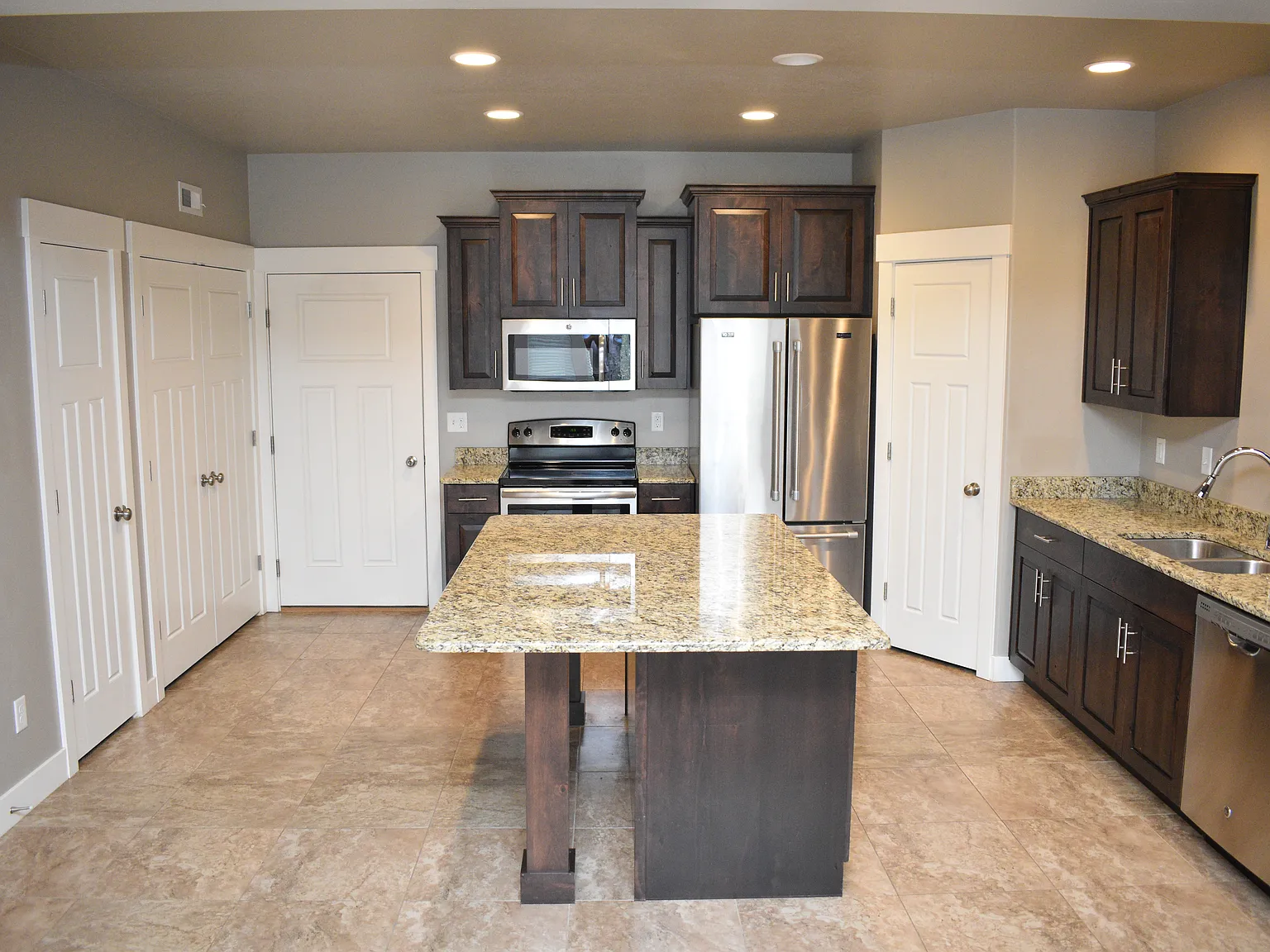 3 bed, 2.5 bath, 1461 sqft, $1,700 — Photo 3