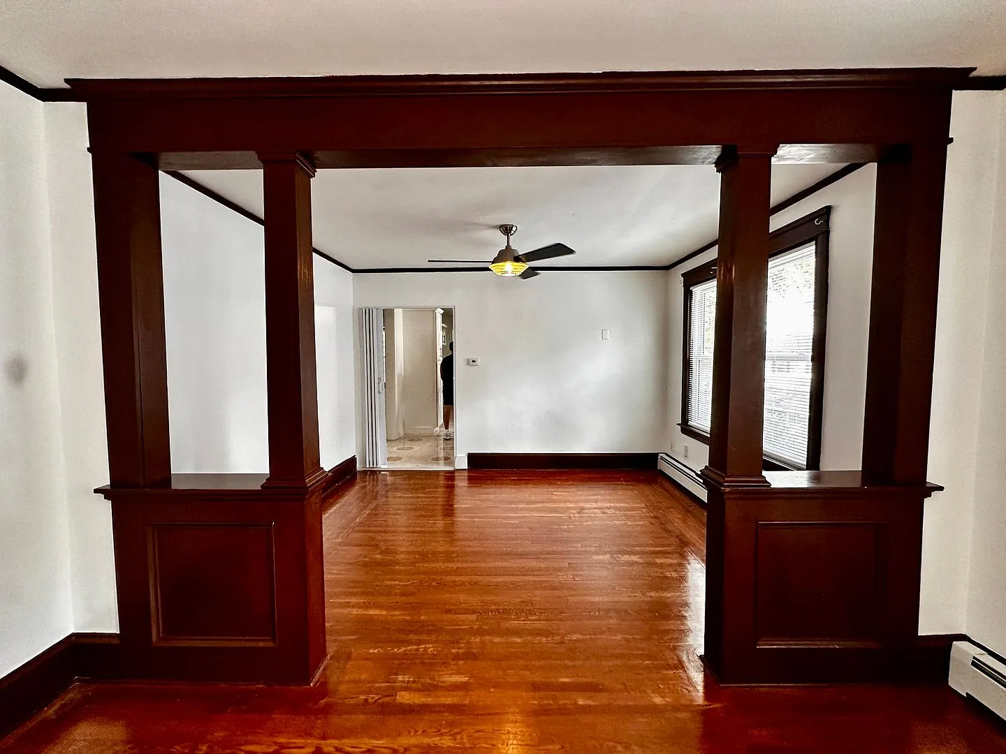 Beautiful two family home in Elmhurst — Photo 3