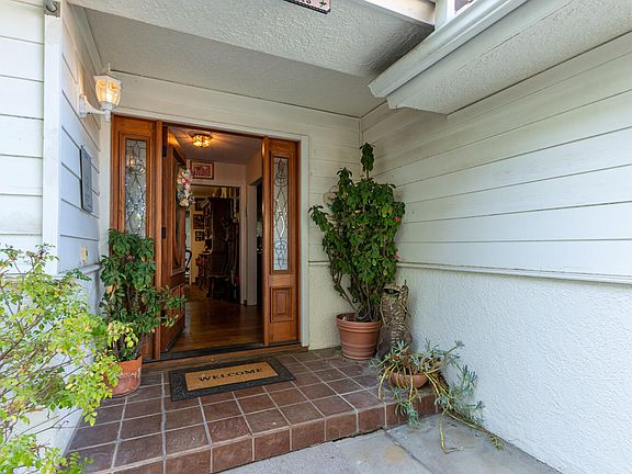 3rd image of 1461 Windsor Dr