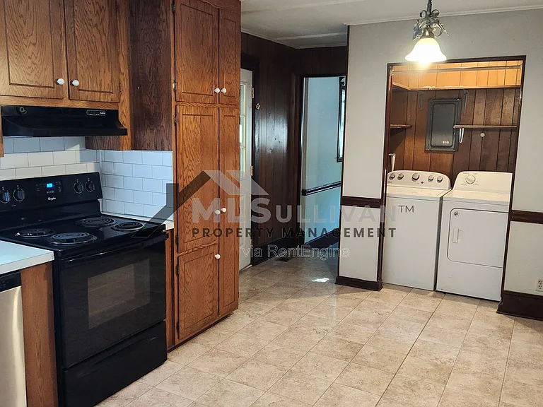 100 S Hassel St — Photo 7
