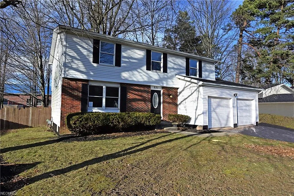231 Greenbriar Dr photo 1
