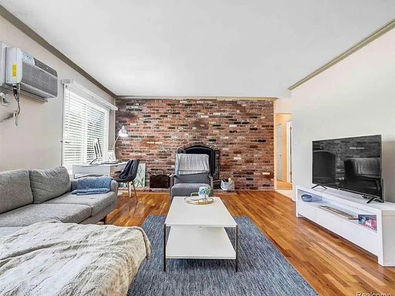 721 W Maple Rd — Photo 6