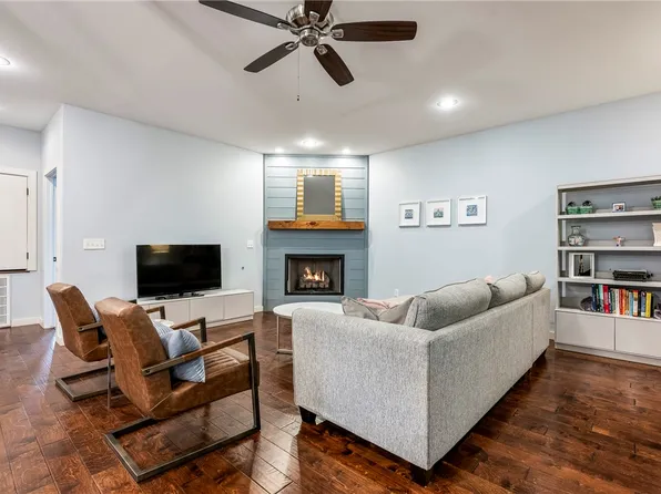 1466 N Desoto Pl, Fayetteville, AR 72703