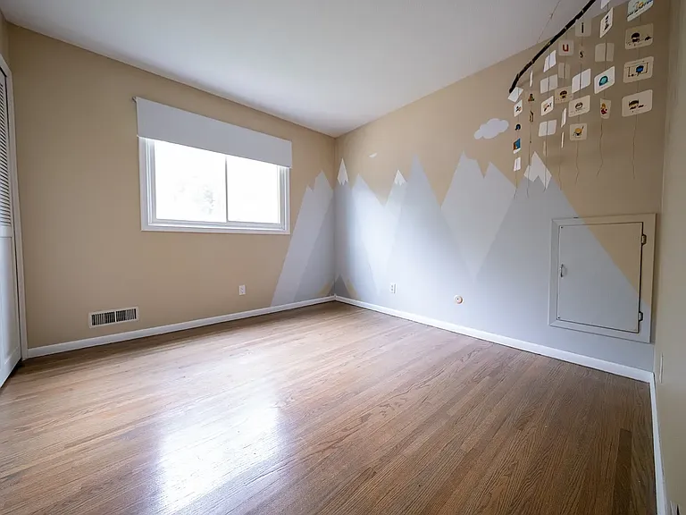 2416 Queens Dr — Photo 13