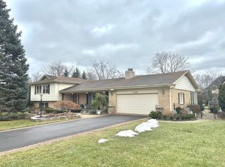 2739 Canterbury Dr, Northbrook, IL
