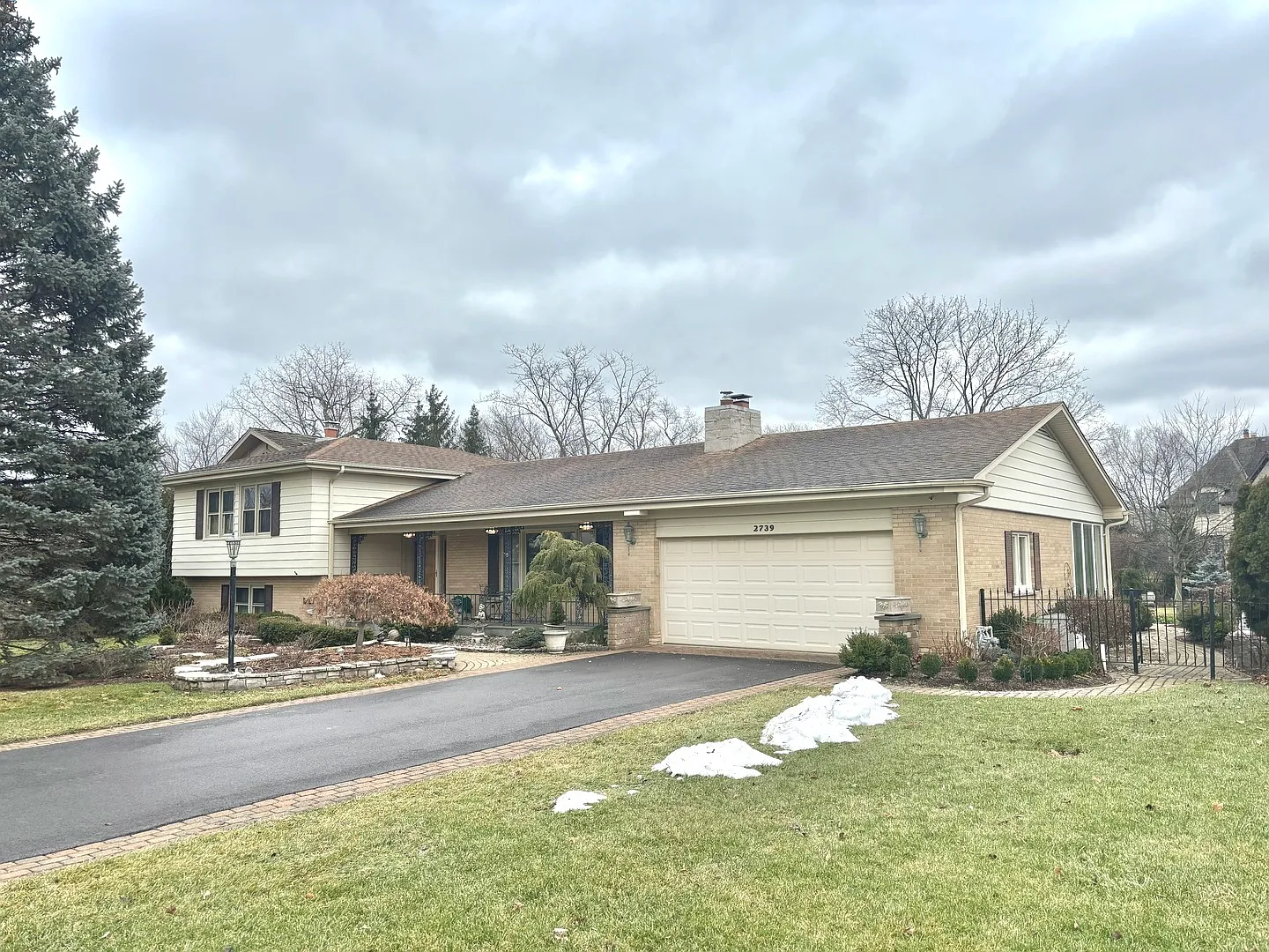 2739 Canterbury Dr photo 1