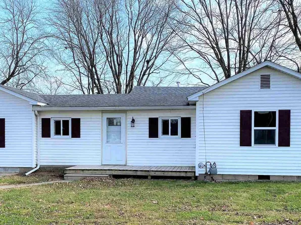 807 S Main St, Clay City, IL 62824