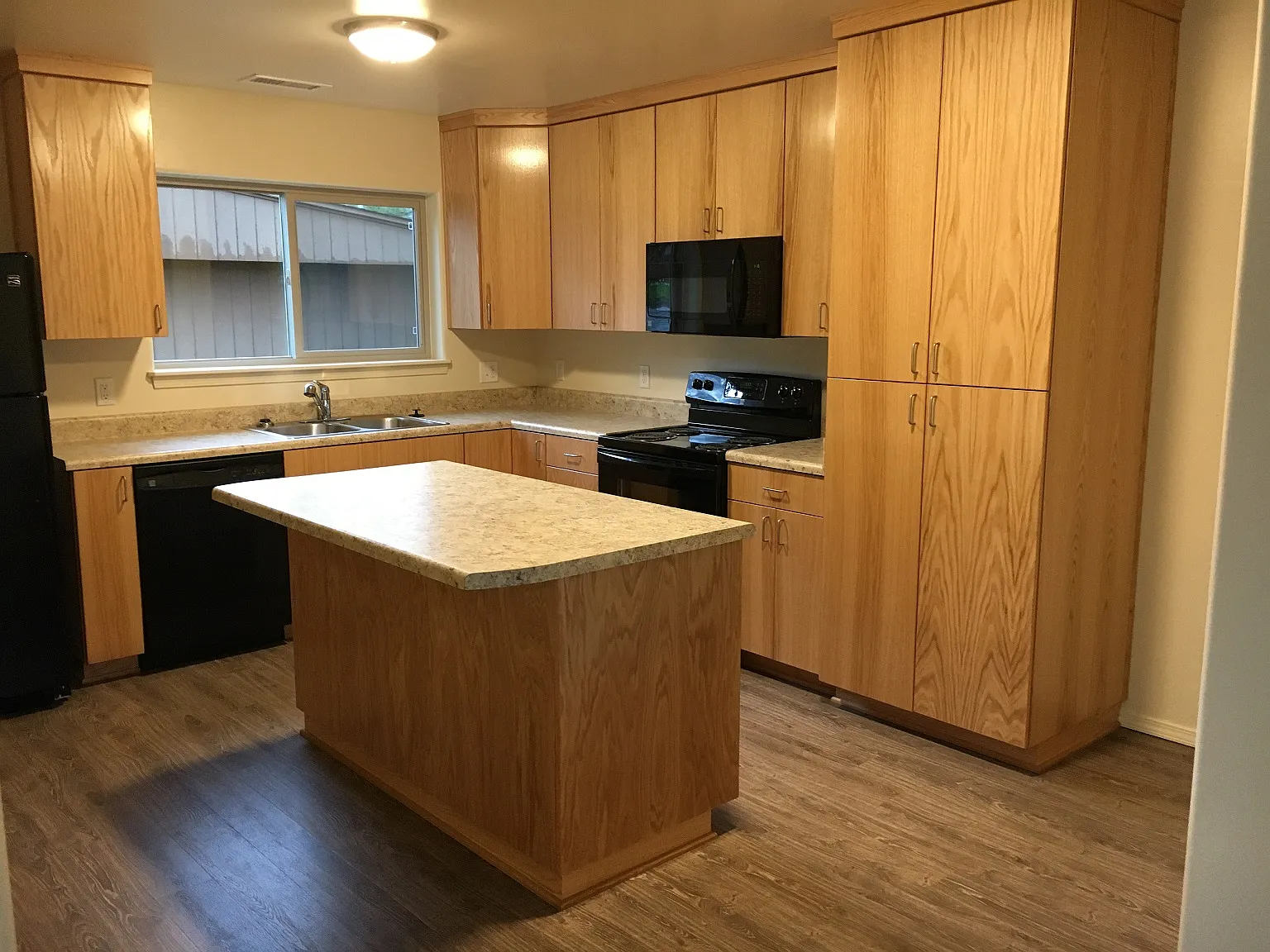 4 bed, 4.5 bath, 1640 sqft, $3,600 — Photo 2