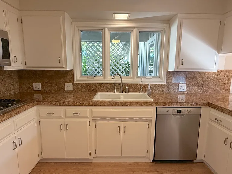 1388 Pine Ave — Photo 9