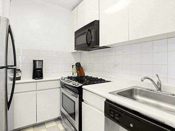 3rd image of 300 E 85th St APT 303