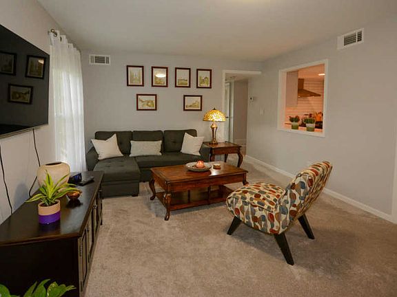 4th image of 2492 Village Dr SE