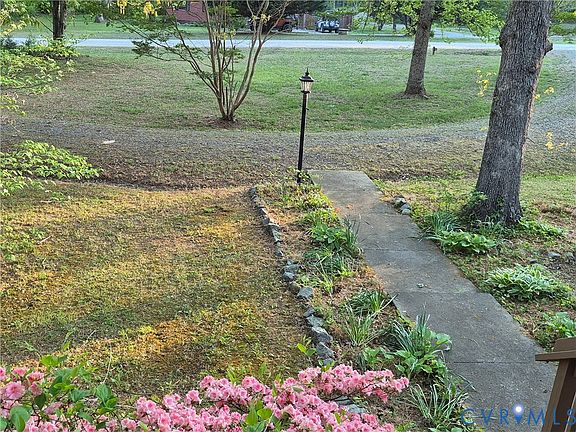 3rd image of 307 Whispering Pine Ln