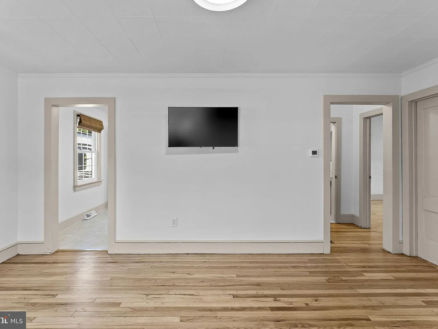 3 bed, 1.0 bath, 984 sqft, $1,950 — Photo 3