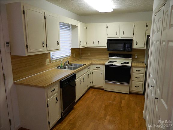 2nd image of 204 Autumn Cir NE