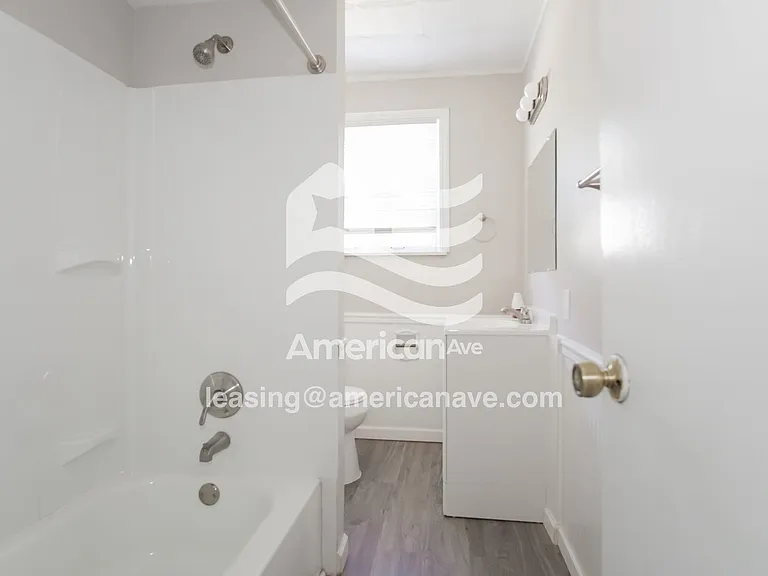 1296789_009_wm_-_main_bathroom_13229859.jpg