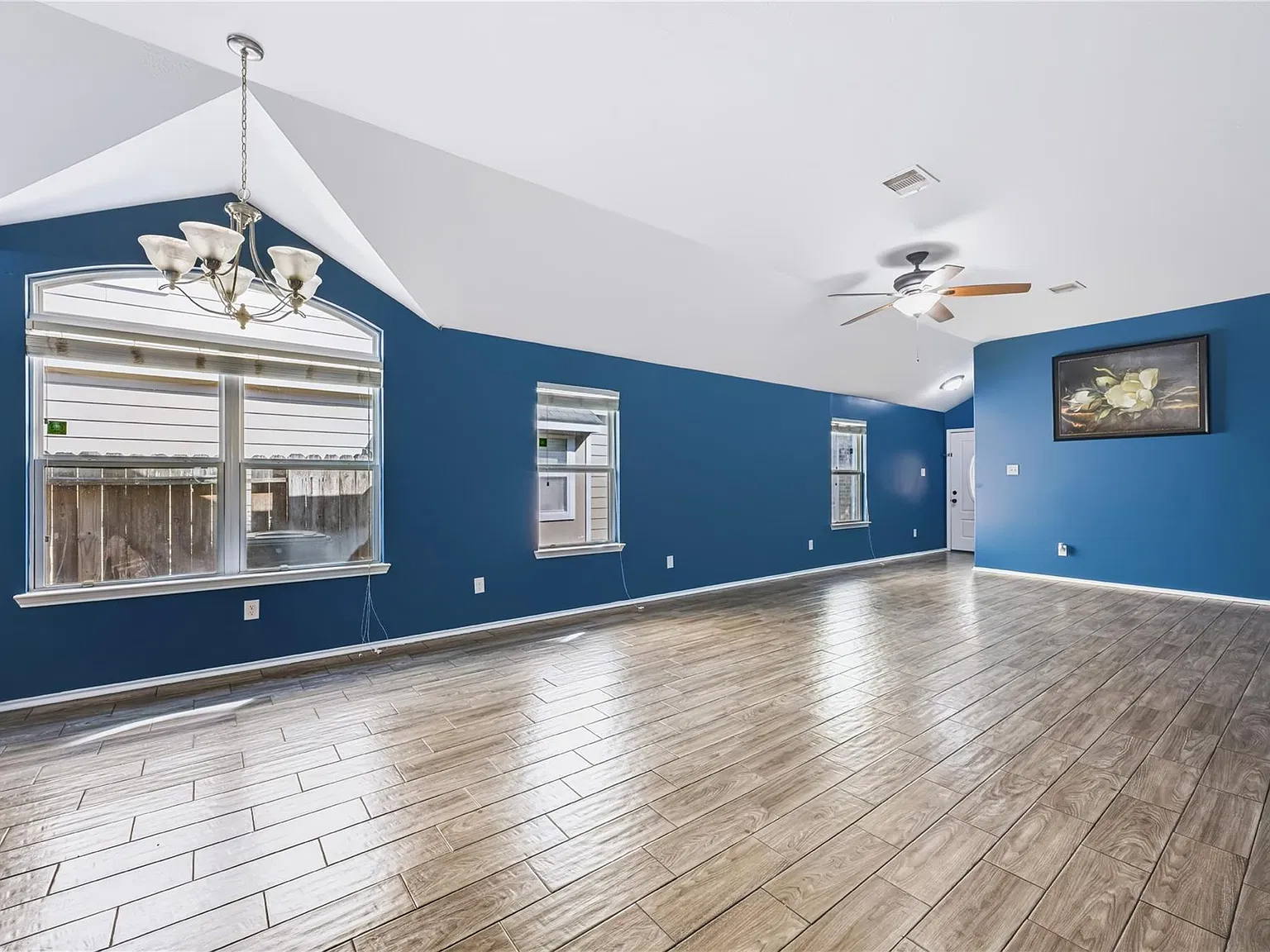 3 bed, 2.0 bath, 1410 sqft, $2,000 — Photo 4