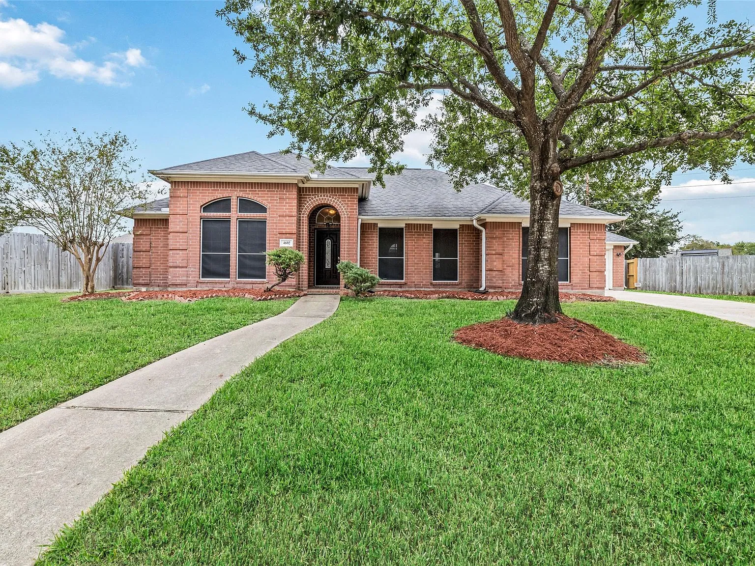 4 bed, 2.5 bath, 2350 sqft, $2,450 — Photo 3