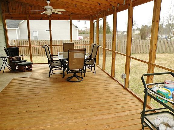 4th image of 449 Louisiana Dr