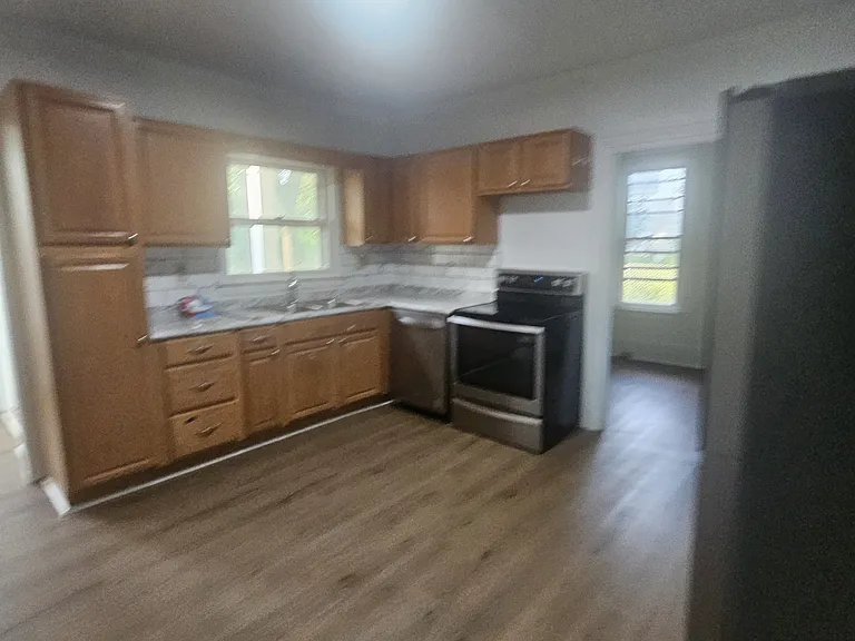 102 E York St — Photo 16