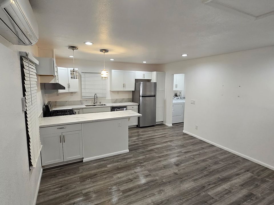 2nd image of 10336 S Wilton Pl #B