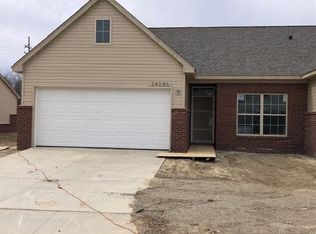 24086 Hemlock Dr, Flat Rock, MI 48134