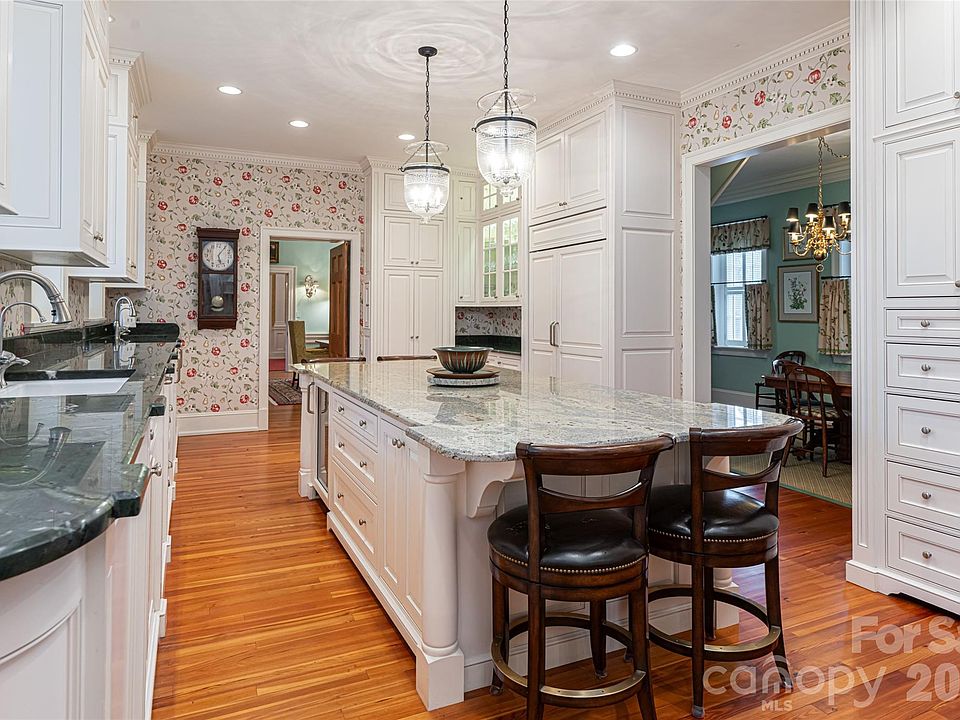 16th image of 324 Vanderbilt Rd