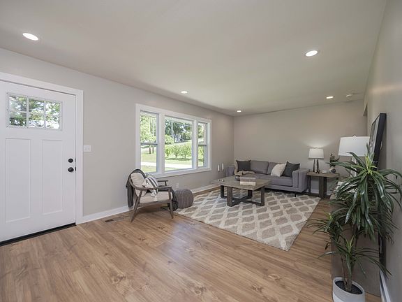 2nd image of 1955 Dahlia Dr