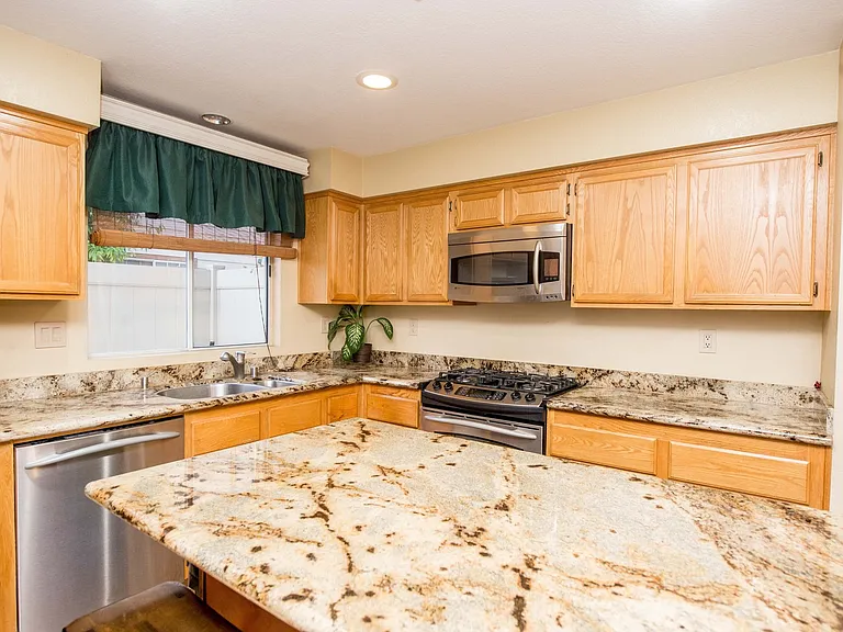 865 E Broadway — Photo 14