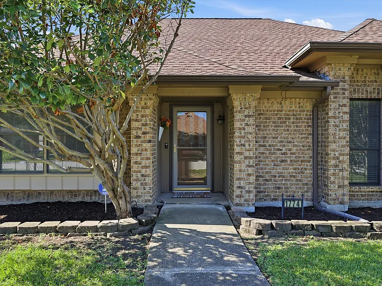 1774 Clydesdale Dr — Photo 2