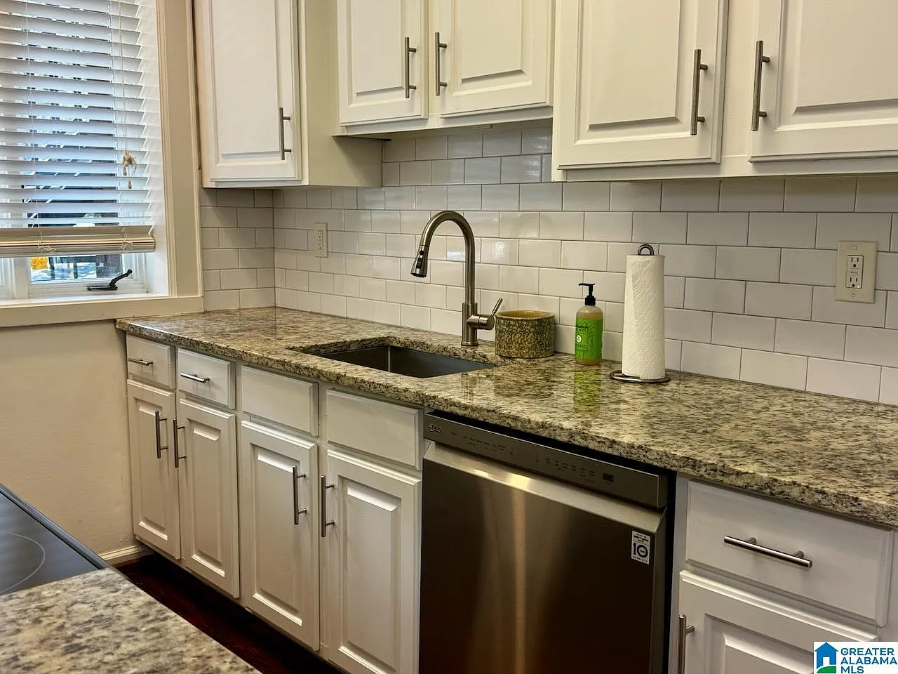 2 bed, 1.0 bath, 1015 sqft, $2,000 — Photo 3
